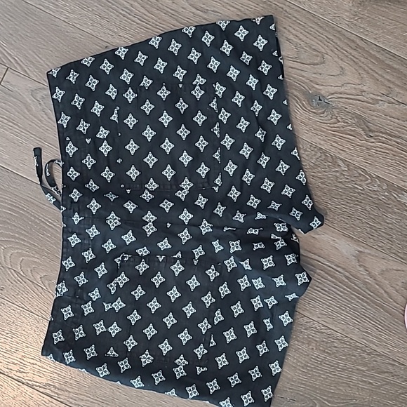 {Gap} Patterned Shorts - Picture 2 of 4